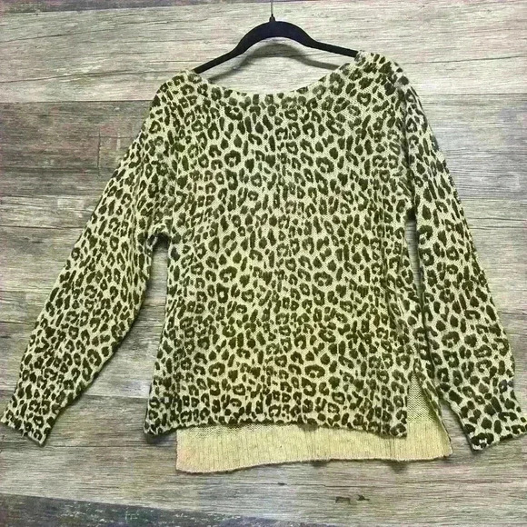 Jessica Simpson Leopard Print Vneck Knit Sweater size Medium - Picture 2 of 3